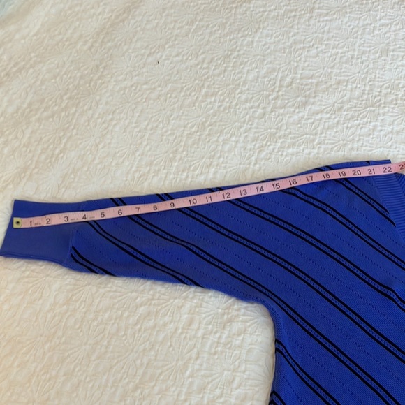 Beautiful royal blue V necked cotton rayon sweater w/raglan sleeves & black knit - Picture 10 of 10